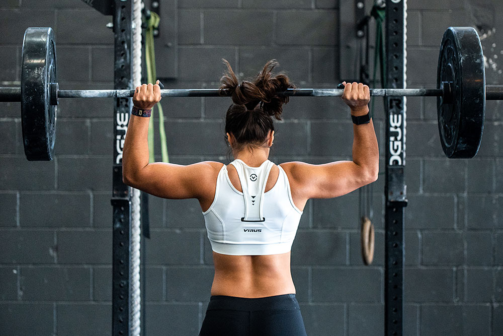 woman lifting barbells